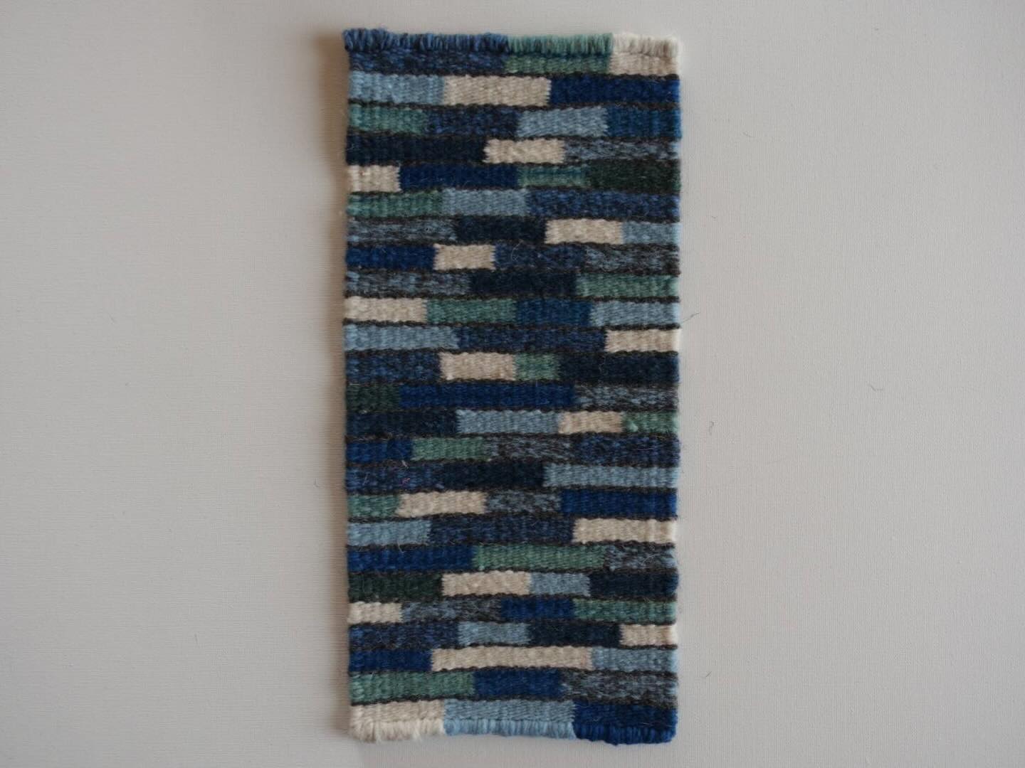 村井由美子　タペテ
@tapetelana 

「tapetelana 村井由美子 手織り展」およびアノニムギャラリーの2025年の営業は本日をもちまして終了いたしました

本年もたくさんの皆さまにお越しいただき、ありがとうございました😊

今年は殊に早くゆき過ぎた印象ですが、年頭に掲げた「ローリング市場の物量を50%減(販売する！)」という目標は目視による確認ですが概ね達成できたのではないかと思います
お越しくださった皆さま、出展してくれた作家の皆さま、ローリング支店の皆さま、ローリング部屋の整理マスターあっきーちゃん、ジモティ部門の田垣さん、庭の伊東さんのおかげです、ありがとうございます！

明日から来年４月後半までは冬季休業となります
冬季休業中はInstagramの投稿もお休みをいただきます

また来春にお会いできたら嬉しいです🌷