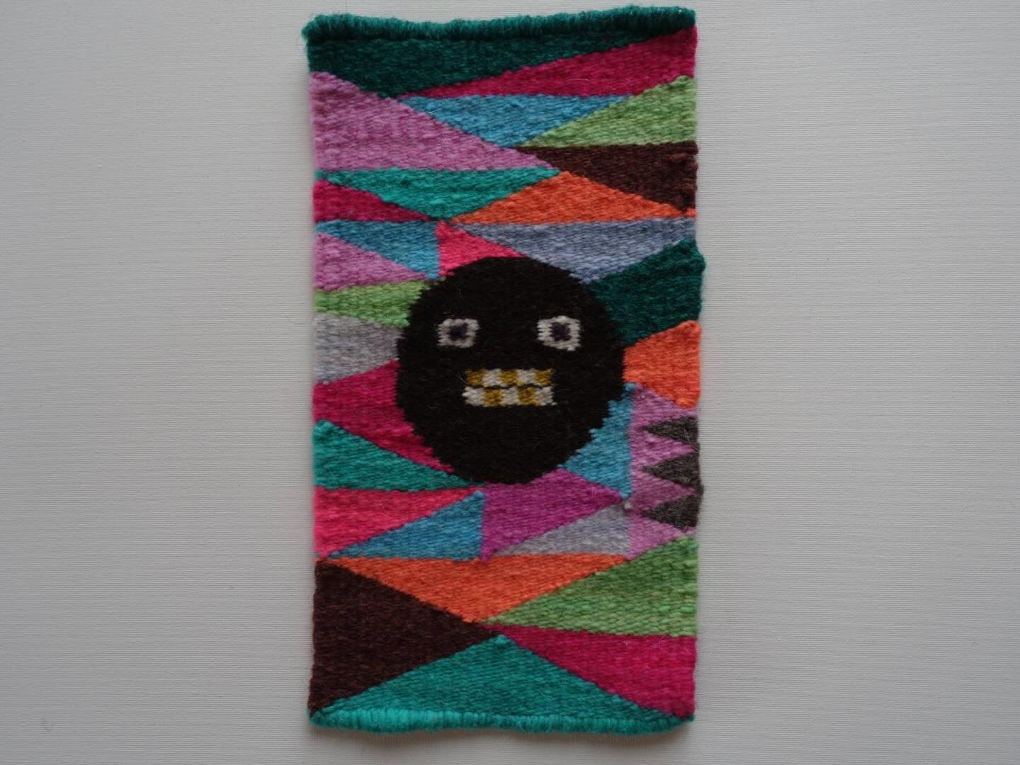 村井由美子　タペテ
@tapetelana 

明日24日はただいま展示中の村井さんが在廊いたします🇲🇽🧶

そして、明日は高橋京子さんの麦わら帽子ワークショップがあります👒
(アノカルパはお休みです🙏)

アノニムギャラリーの営業は明後日25日まで！
12:00-17:00の営業時間でお待ちしております