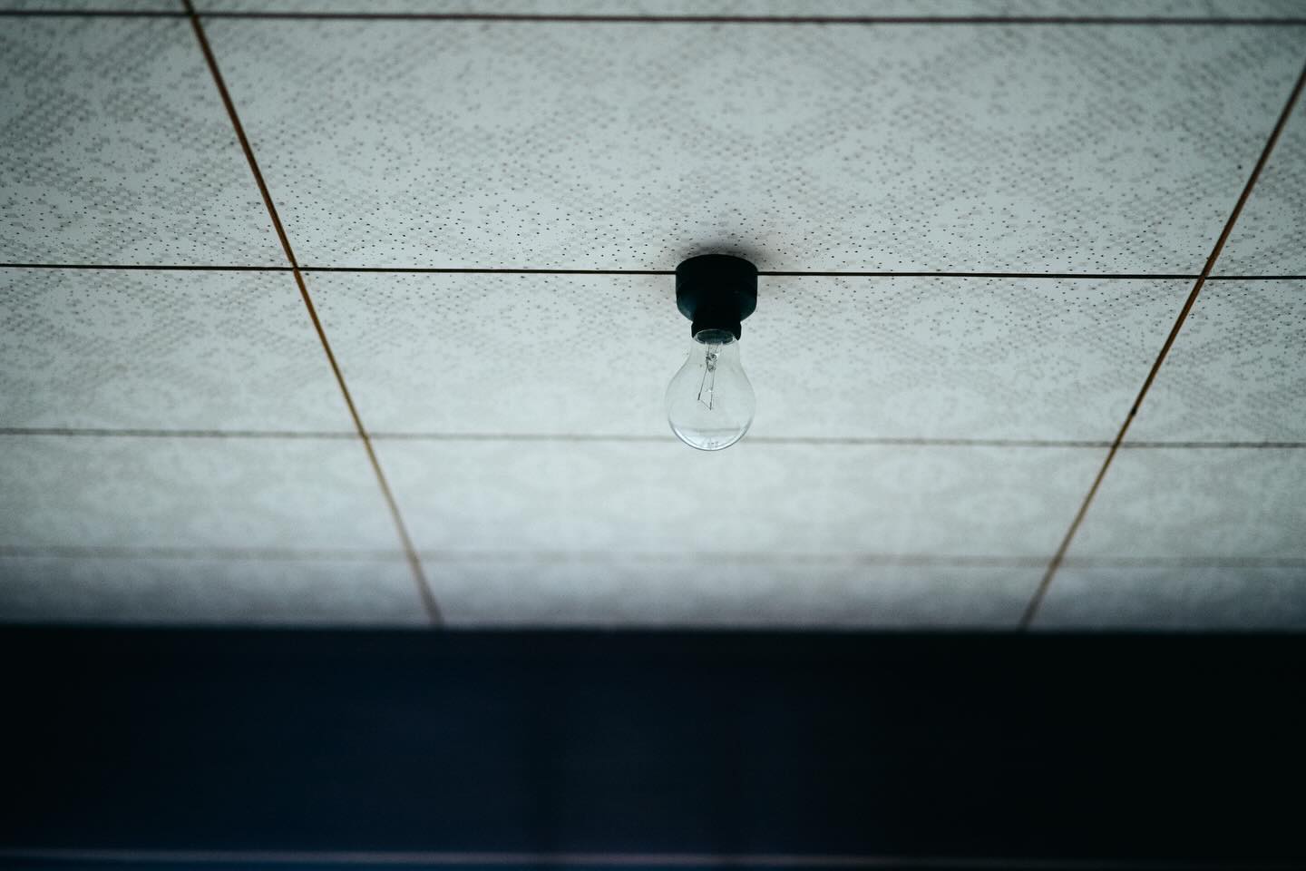 【営業スタート】
ご無沙汰しております。
冬期休業をいただいておりますアノニムギャラリーですが、来週4月24日(金)より2026年の営業をスタートいたします。

毎年この時期になると、お店の平面図を描くことから準備がはじまります。
どこに何を置くかを考え、手持ちの什器を配置しながら、ざくっと空間を組み立てていきます。

長野に戻ると、その図面をもとに実際の配置を整え、店内が少しずつかたちになっていきます。
こうした作業をしながら毎年、ああ、はじまってしまう！と湧き上がるテンションを感じます。

今年も新しい気持ちで準備を進めています。
ぜひ足をお運びいただけたら嬉しいです。

営業最初の展覧会は、市川りえさんの衣服展です。
どうぞお楽しみに。

「市川りえ　衣服展」
@_rieichikawa_ 
4/24(金)-5/12(火)  12:00-17:00
水木休み

衣服展の詳細はまた改めて投稿いたします。