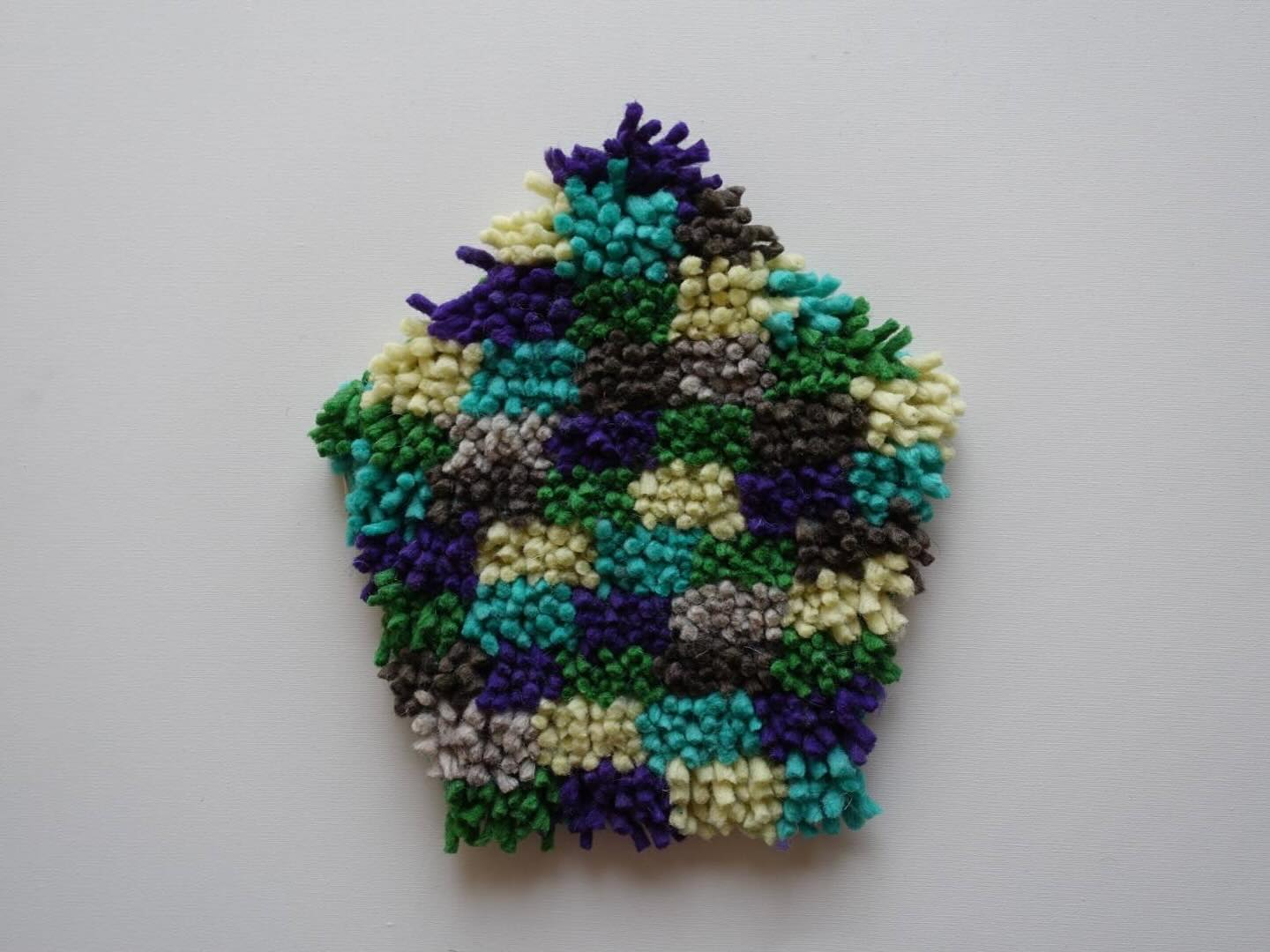 村井由美子　座布団
@tapetelana 

明日(水)、明後日(木)は定休日です

開催中の展覧会
Tapetelana  村井由美子 手織り展🇲🇽🧶
11/25(火)まで
12:00-17:00
水木休み